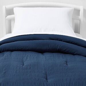 Pillowfort navy toddler seersucker kids’ comforter